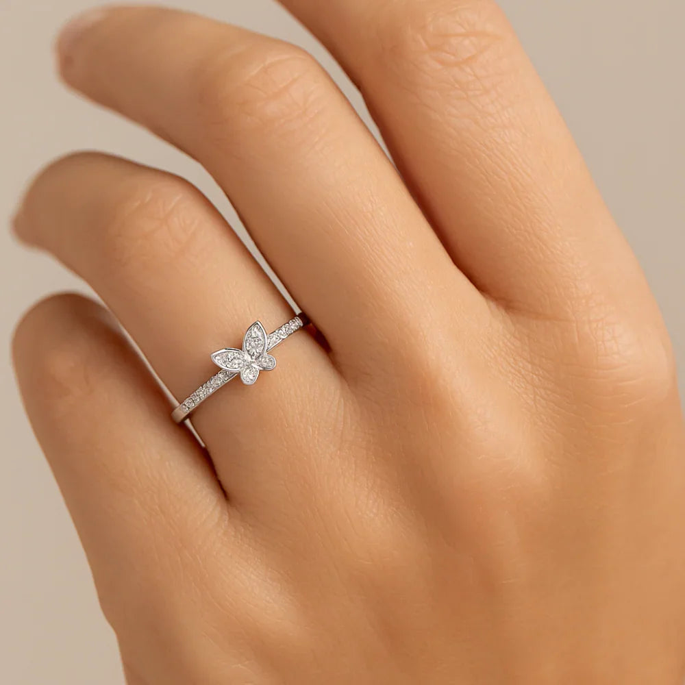 Anel Borboleta Rommanel com 26 Zircônias em Prata Branco – Design Delicado e Brilhante - Joias Rommanel | YouBeauty - Brincos, Colares e Anéis com Frete Grátis