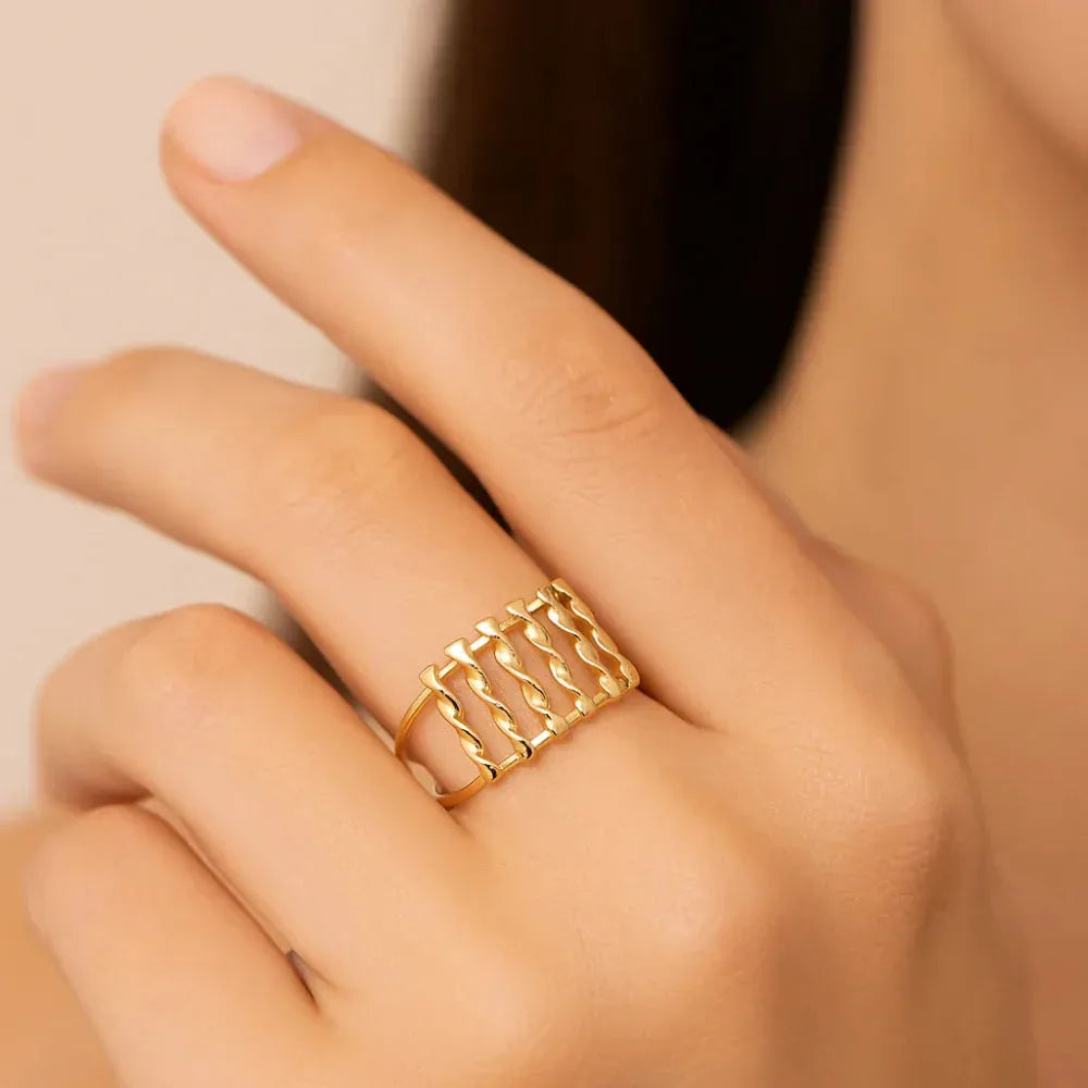 Anel com Fios Torcidos e Detalhes Vazados Rommanel em Ouro 18K – Design Elegante e Sofisticado - Joias Rommanel | YouBeauty - Brincos, Colares e Anéis com Frete Grátis