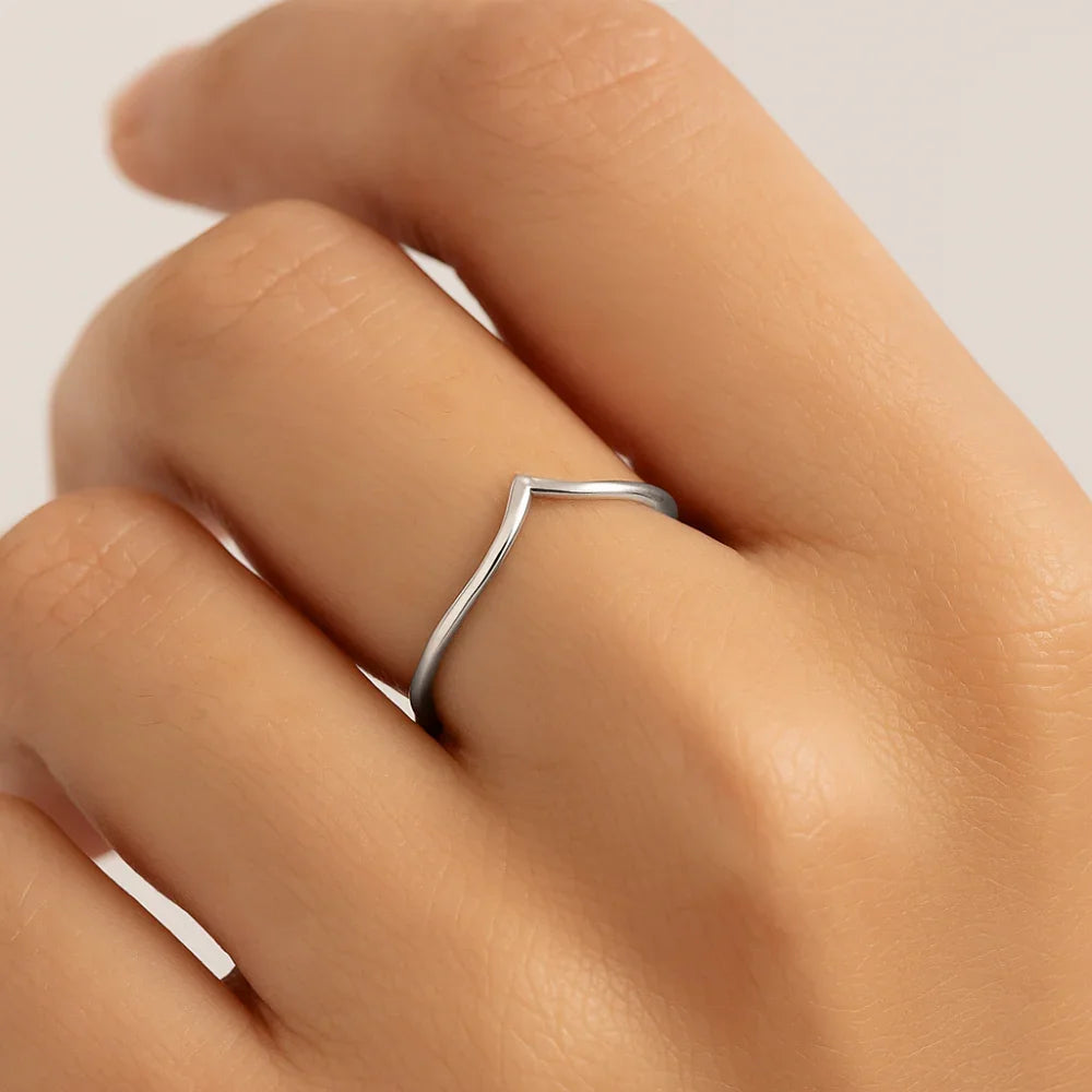 Anel Skinny Rommanel com Curvatura em V em Prata – Design Minimalista Elegante - Joias Rommanel | YouBeauty - Brincos, Colares e Anéis com Frete Grátis