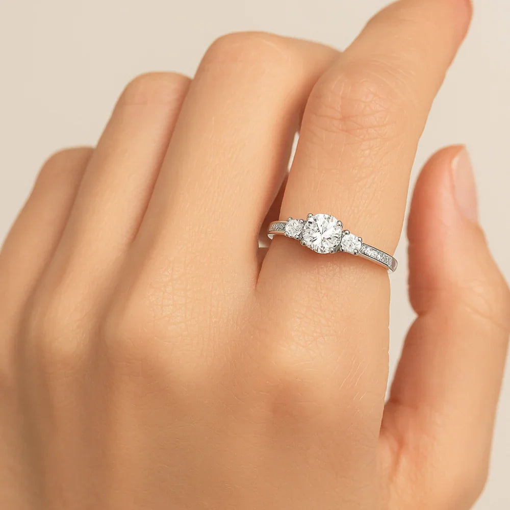 Anel Solitário Rommanel com Zircônia Central de 6mm em Prata – Cravejado com Múltiplas Zircônias - Joias Rommanel | YouBeauty - Brincos, Colares e Anéis com Frete Grátis