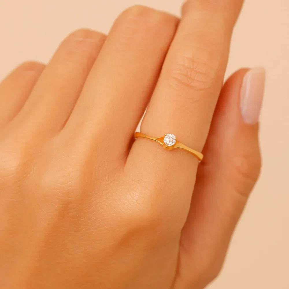 Anel Solitário Rommanel com Zircônia 2,5 mm em Ouro 18K – Design Clássico e Elegante - Joias Rommanel | YouBeauty - Brincos, Colares e Anéis com Frete Grátis
