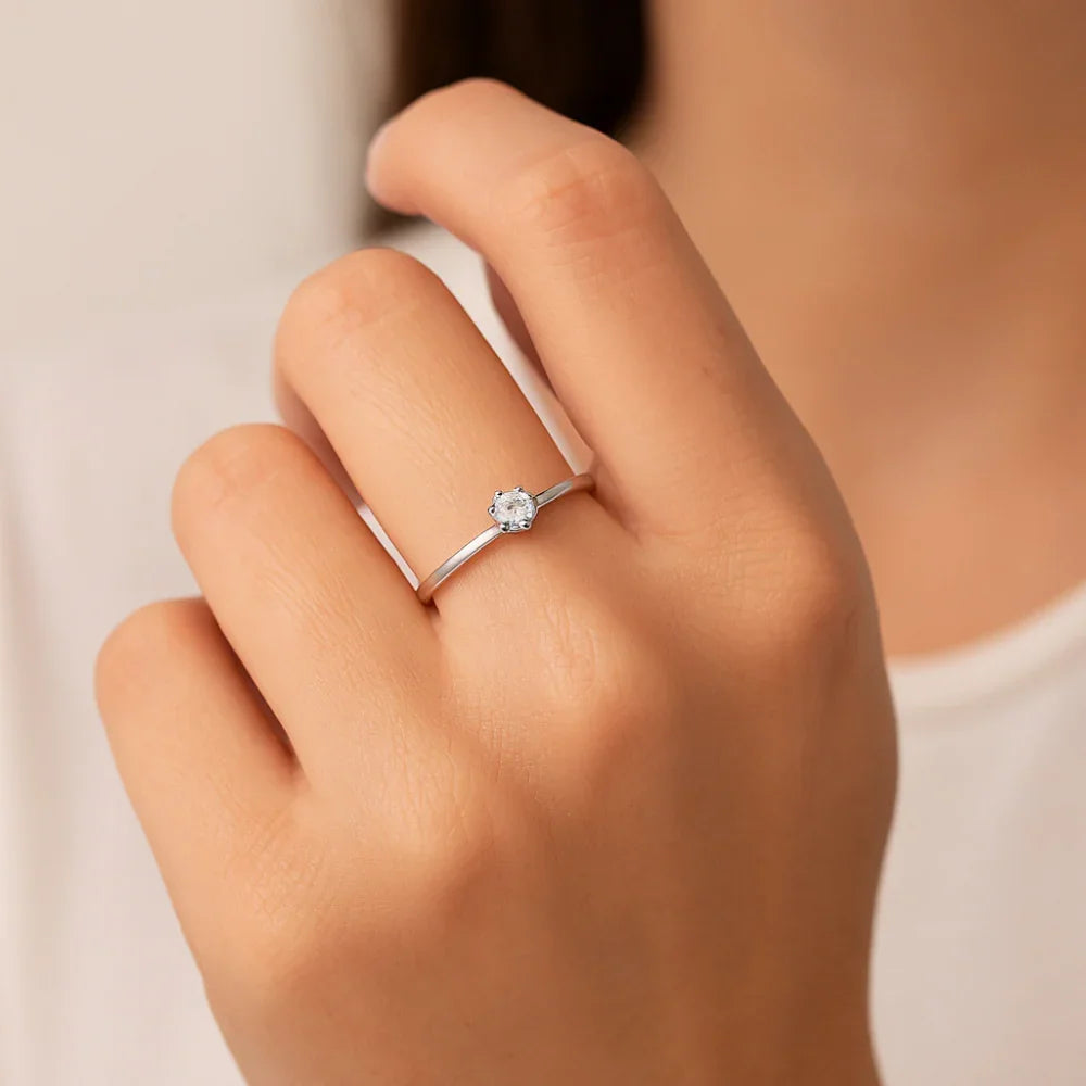 Anel Solitário Rommanel com Zircônia 4mm em Prata – Design Clássico e Elegante - Joias Rommanel | YouBeauty - Brincos, Colares e Anéis com Frete Grátis