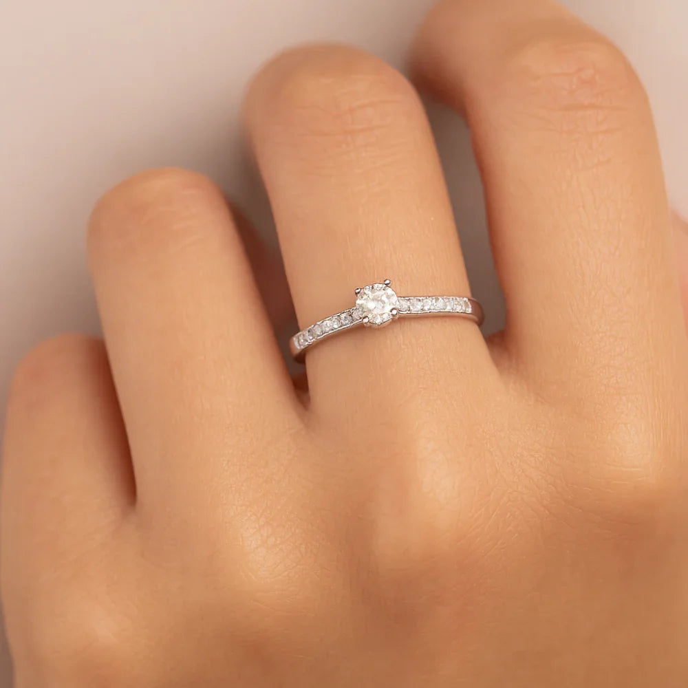 Anel Solitário Rommanel com Zircônias em Prata – Design Cravejado e Elegante - Joias Rommanel | YouBeauty - Brincos, Colares e Anéis com Frete Grátis