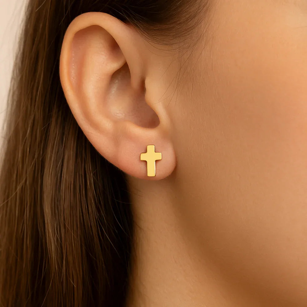 Brinco Cruz Mini Rommanel Banhado a Ouro 18K – Design Delicado e Elegante