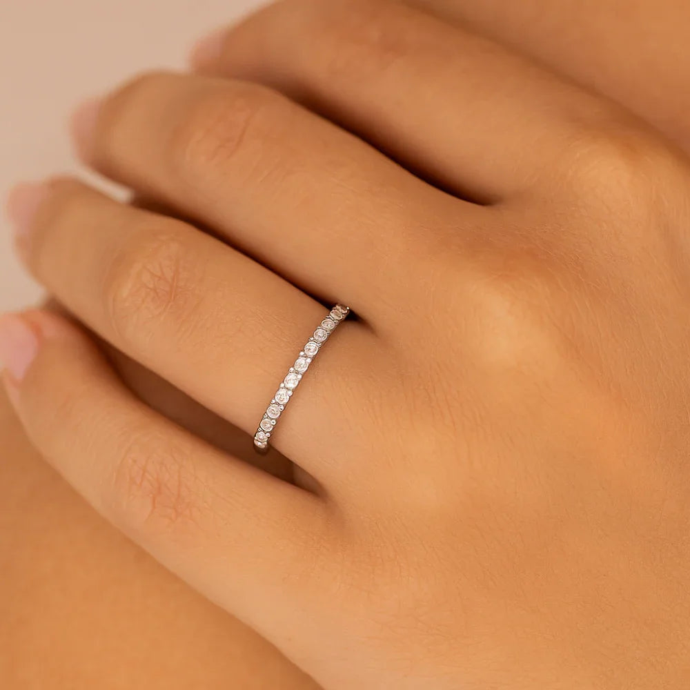 Anel Meia Aliança Rommanel Cravejado com 16 Zircônias 1,5 mm – Design Sofisticado em Prata Branco - Joias Rommanel | YouBeauty - Brincos, Colares e Anéis com Frete Grátis