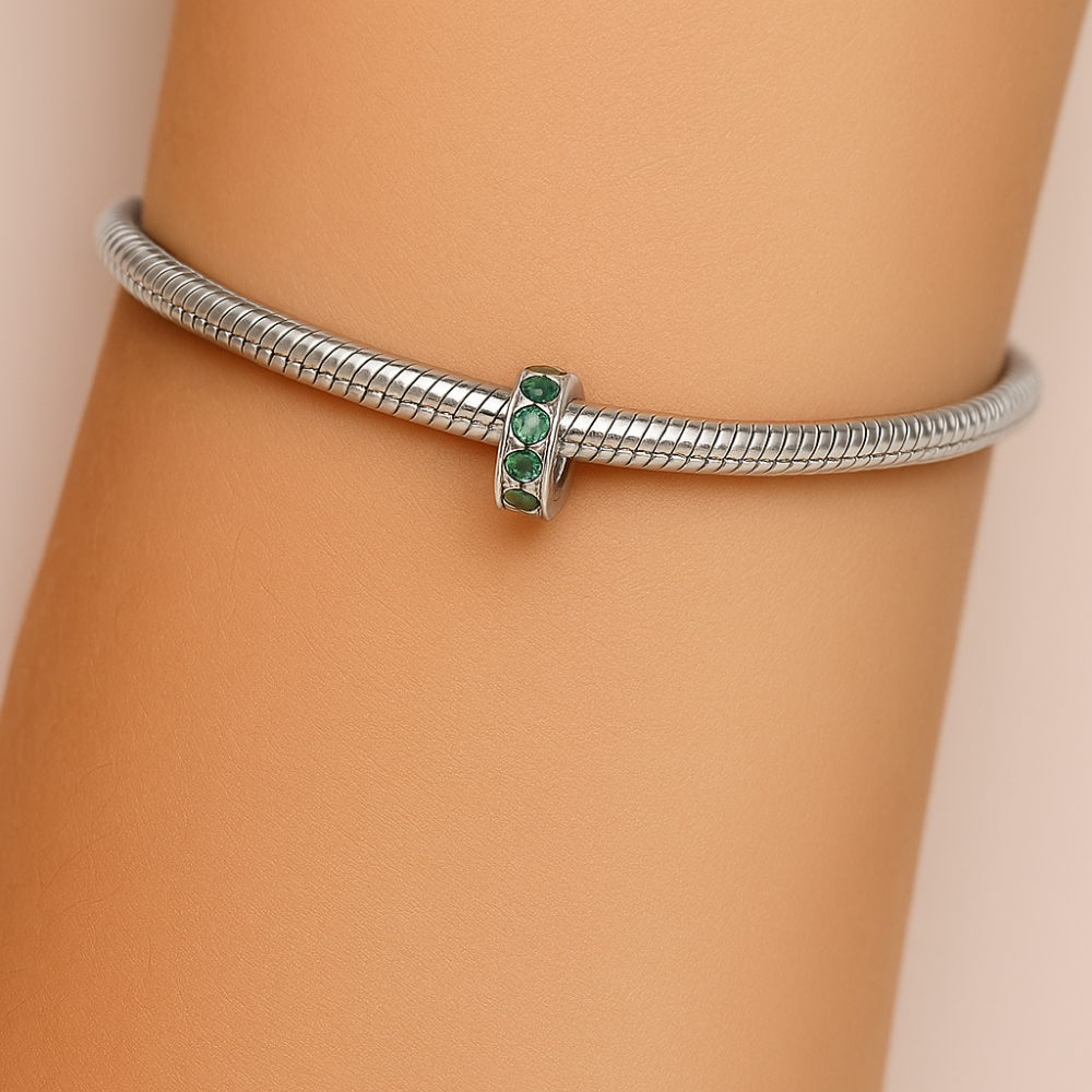 Berloque Stopper Rommanel Cravejado com 12 Zircônias Verde em Prata – Design Exclusivo e Elegante
