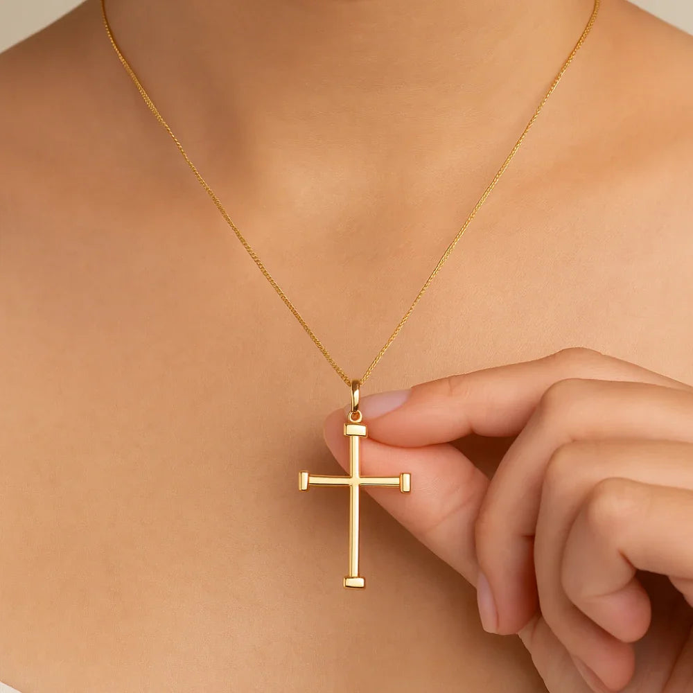 Pingente Cruz Rommanel com Pontas Retangulares em Ouro 18K – Design Sofisticado