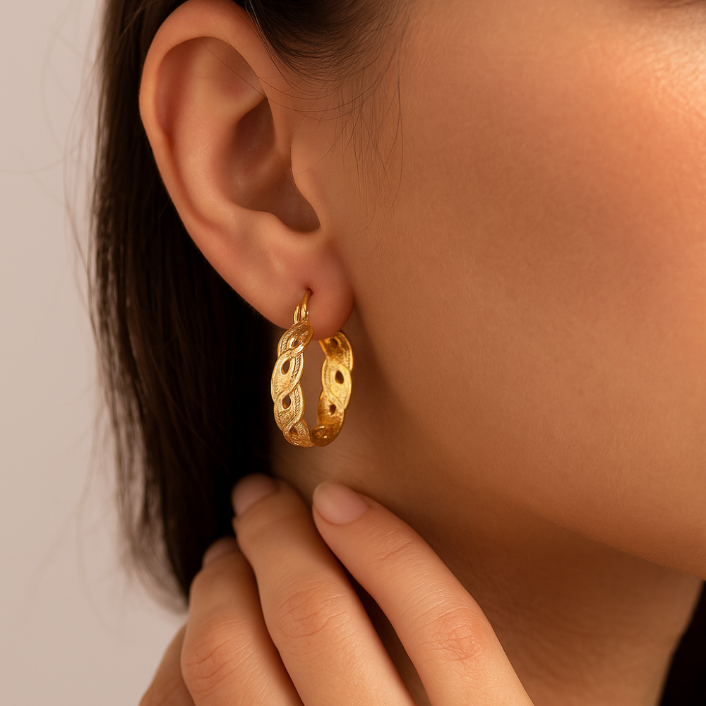 Brinco Argola Ondulada Rommanel Banhado a Ouro 18K – Detalhes Vazados Elegantes