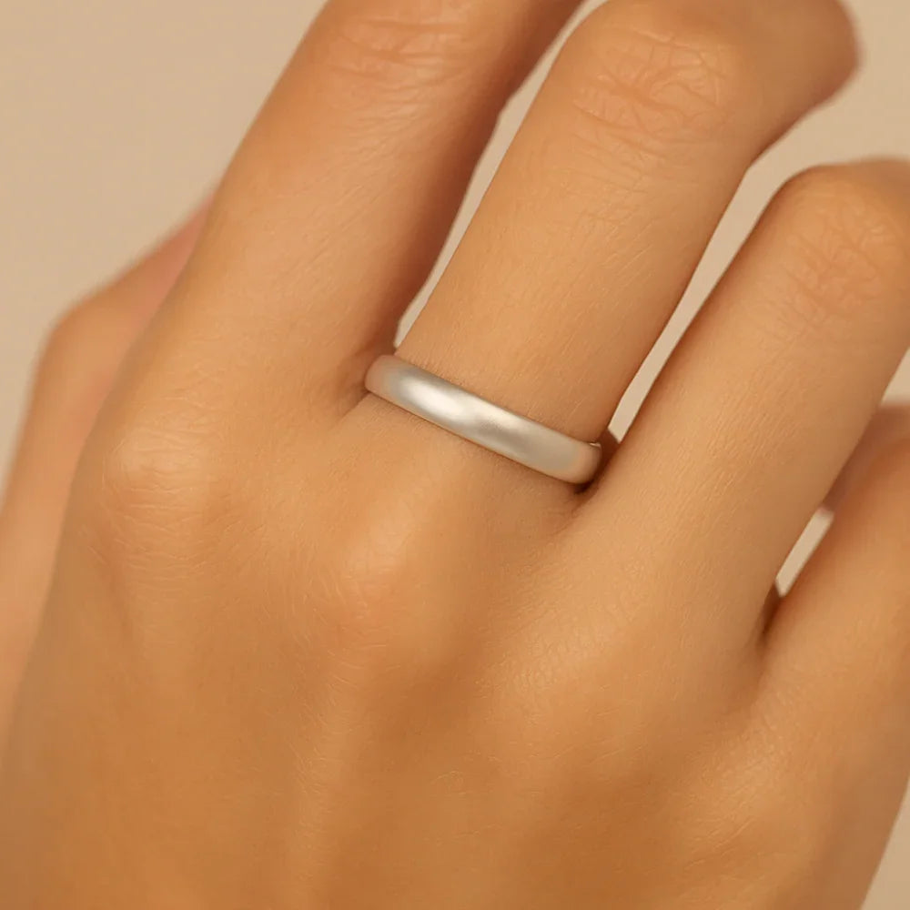 Aliança Lisa Meia Cana 4 mm Rommanel em Prata – Design Confortável e Elegante - Joias Rommanel | YouBeauty - Brincos, Colares e Anéis com Frete Grátis