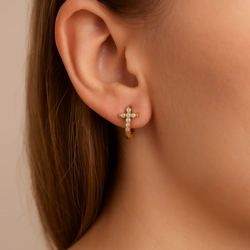 Brinco Argola Rommanel com Cruz Cravejada de Zircônias em Ouro 18K – Design Delicado e Elegante