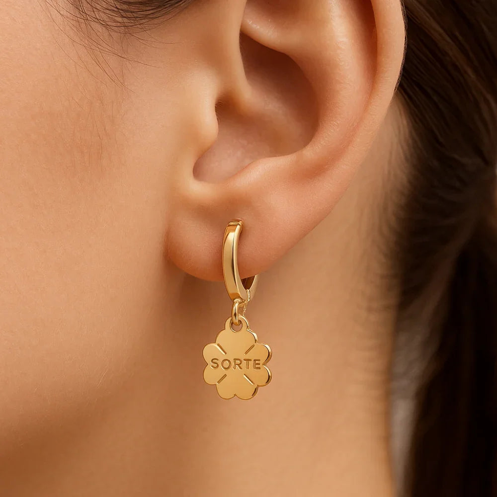 Brinco Argola Rommanel com Trevo e Escrita Sorte em Ouro 18K – Design Exclusivo e Delicado