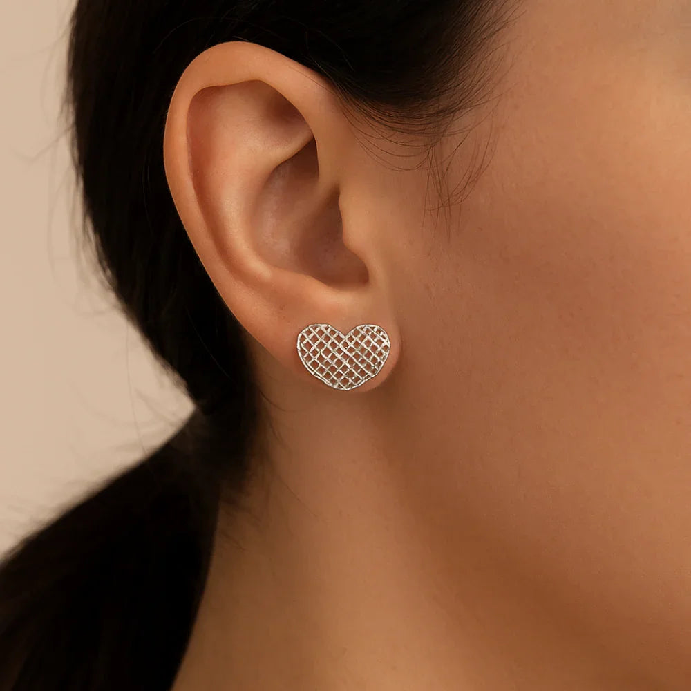 Brinco Botão Rommanel em Formato Coração com Tramas Delicadas – Design Sofisticado e Leveza