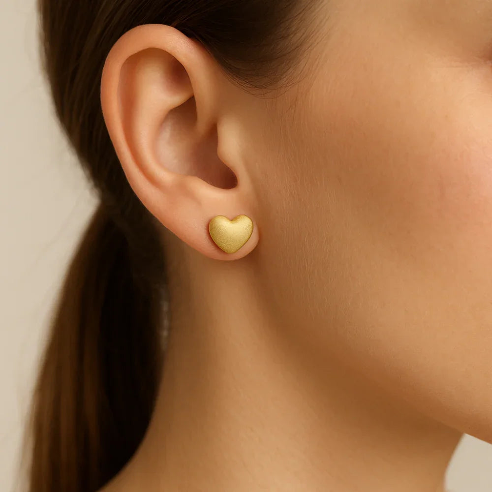 Brinco Coração Acetinado Rommanel em Ouro 18K – Design Delicado e Sofisticado