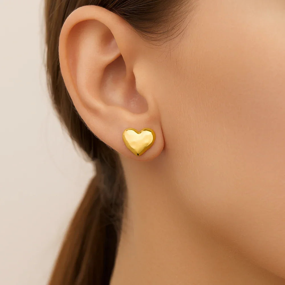 Brinco Coração Martelado Rommanel em Banho Ouro 18K – Design Delicado e Sofisticado