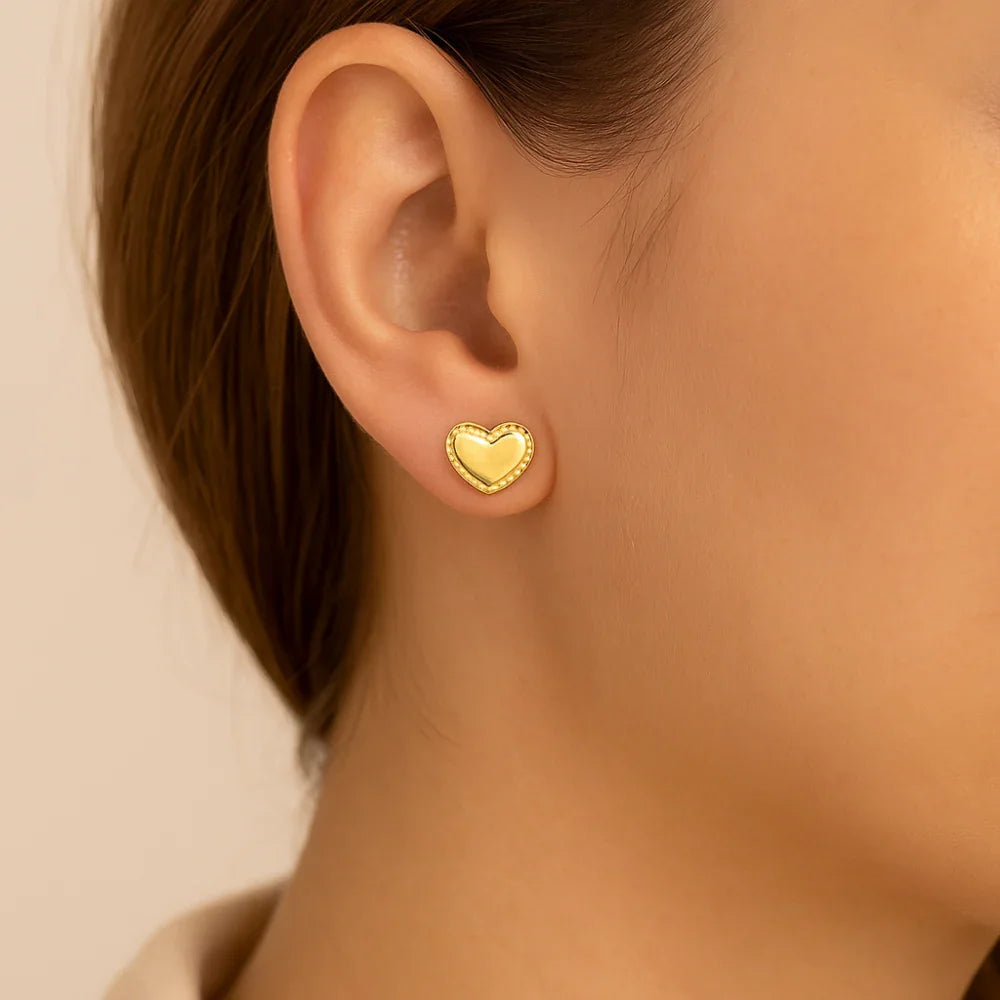 Brinco Coração com Bordas Trabalhadas Rommanel em Banho de Ouro 18K – Design Delicado e Sofisticado - Joias Rommanel | YouBeauty - Brincos, Colares e Anéis com Frete Grátis