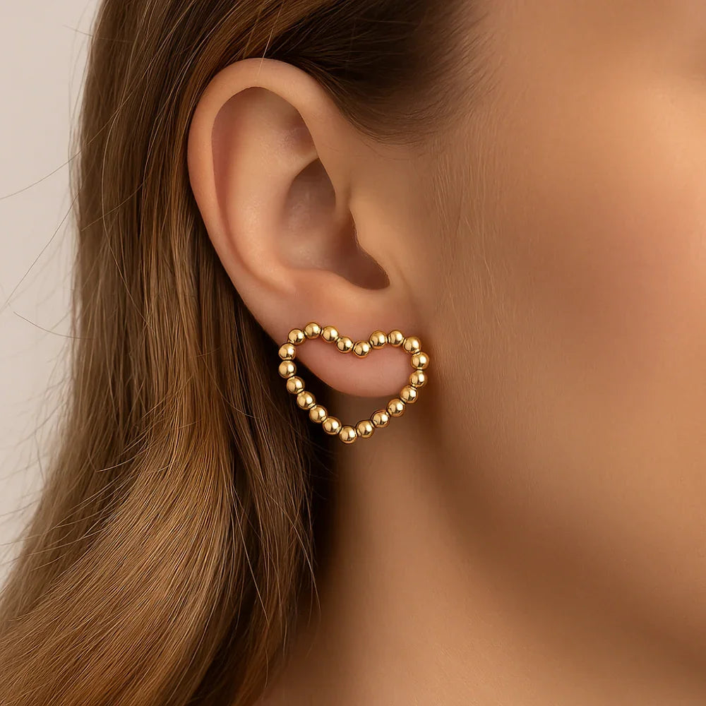 Brinco Coração Vazado com Esferas Rommanel Banhado a Ouro 18K – Design Delicado e Elegante