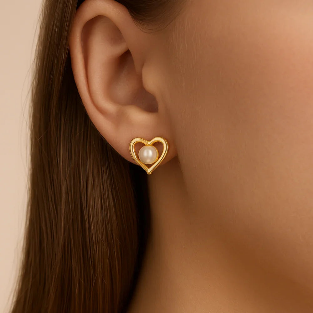 Brinco Coração Vazado Rommanel com Pérola 4mm em Ouro 18K – Design Delicado e Elegante