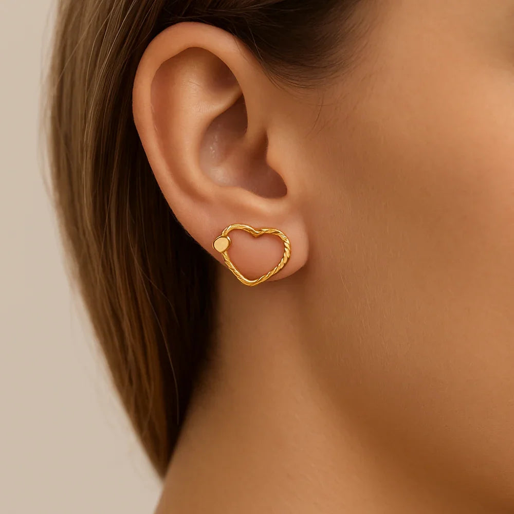 Brinco Coração Vazado e Torcido Rommanel em Banho de Ouro 18K – Design com Dois Corações Lisos - Joias Rommanel | YouBeauty - Brincos, Colares e Anéis com Frete Grátis