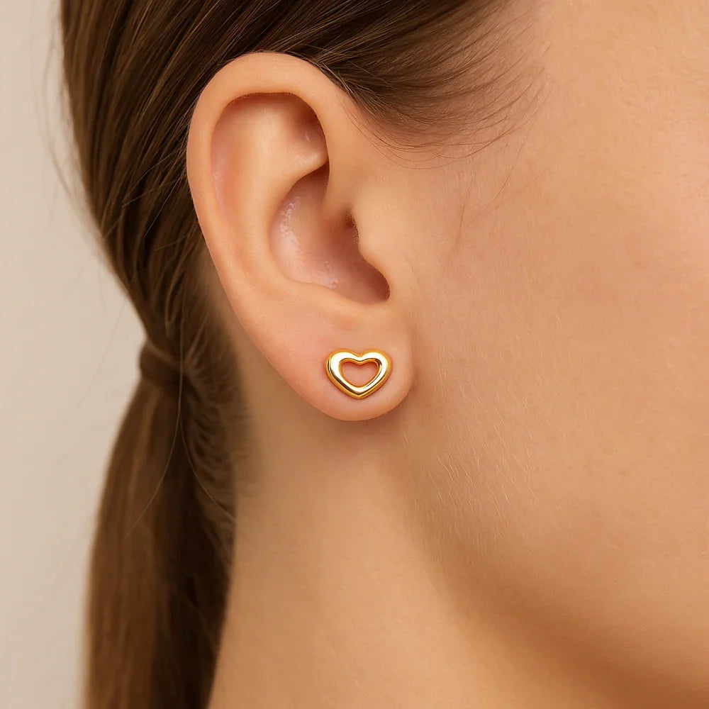 Brinco Coração Vazado Rommanel Banhado a Ouro 18K – Design Delicado e Sofisticado