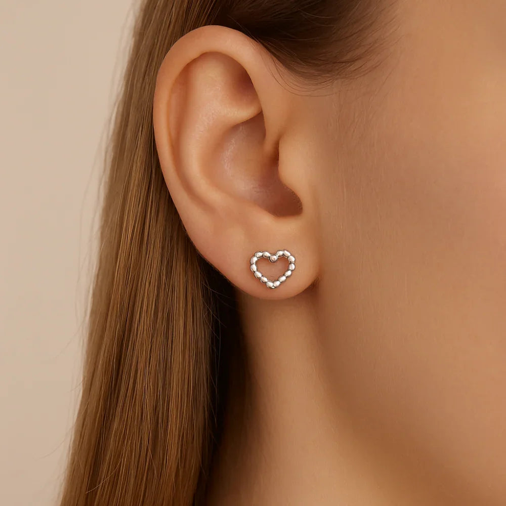 Brinco Coração Rommanel com Pequenas Esferas em Prata – Design Delicado e Sofisticado