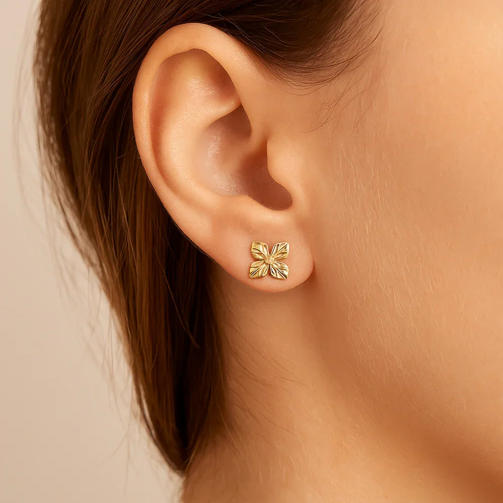 Brinco Flor em Baixo Relevo Rommanel Banhado a Ouro 18K – Delicado e Sofisticado - Joias Rommanel | YouBeauty - Brincos, Colares e Anéis com Frete Grátis