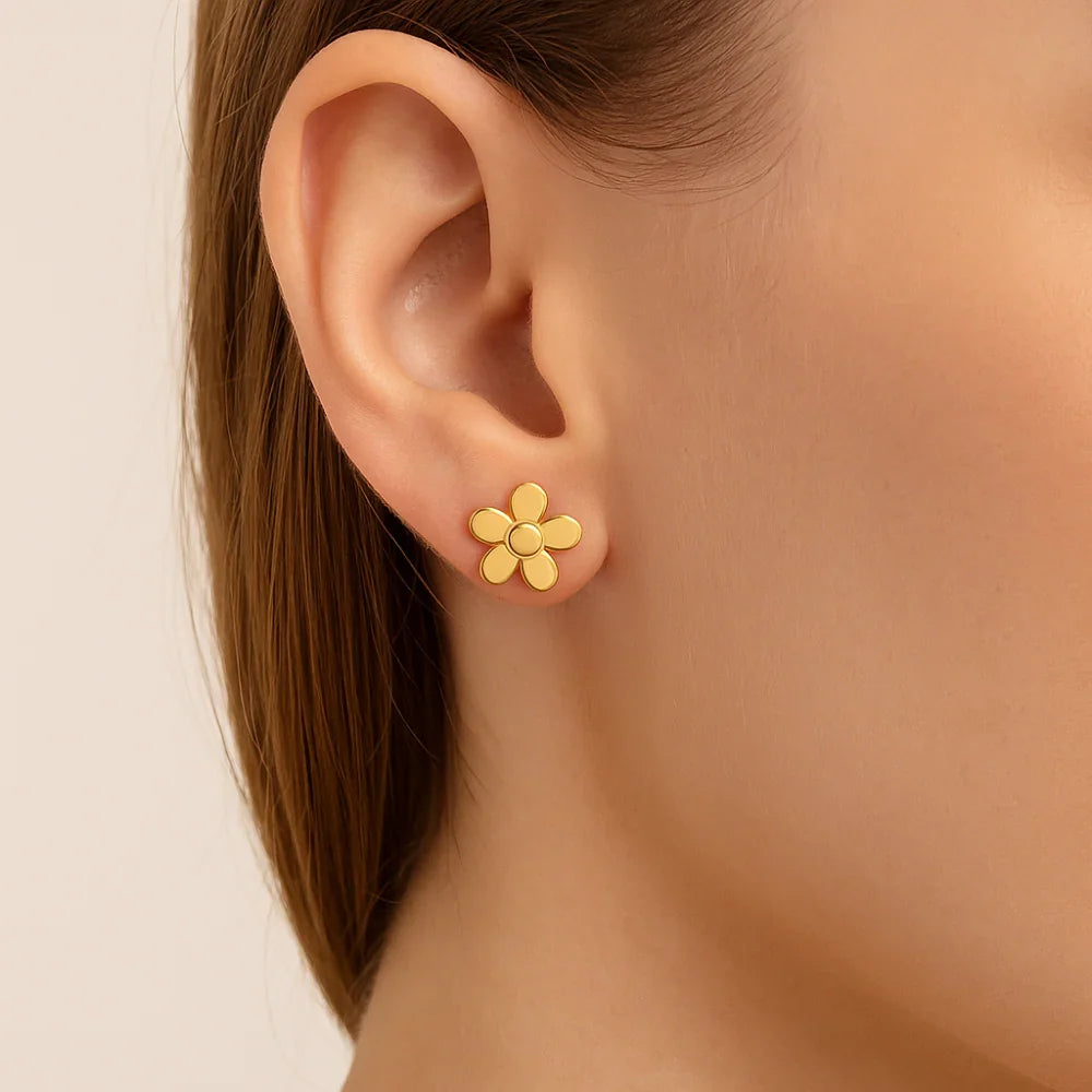 Brinco Flor Rommanel em Banho de Ouro 18K – Design Delicado e Compacto 0,9 cm