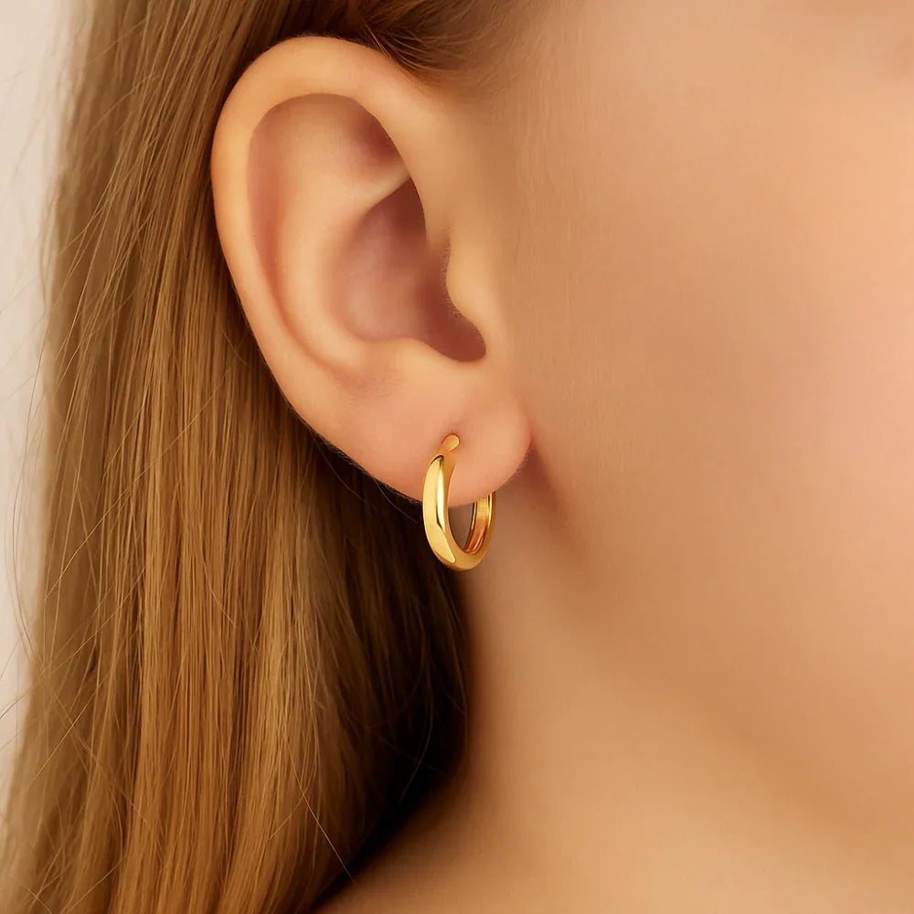 Brinco Infantil Argola Lisa Rommanel em Banho de Ouro 18K – Design Clássico e Delicado