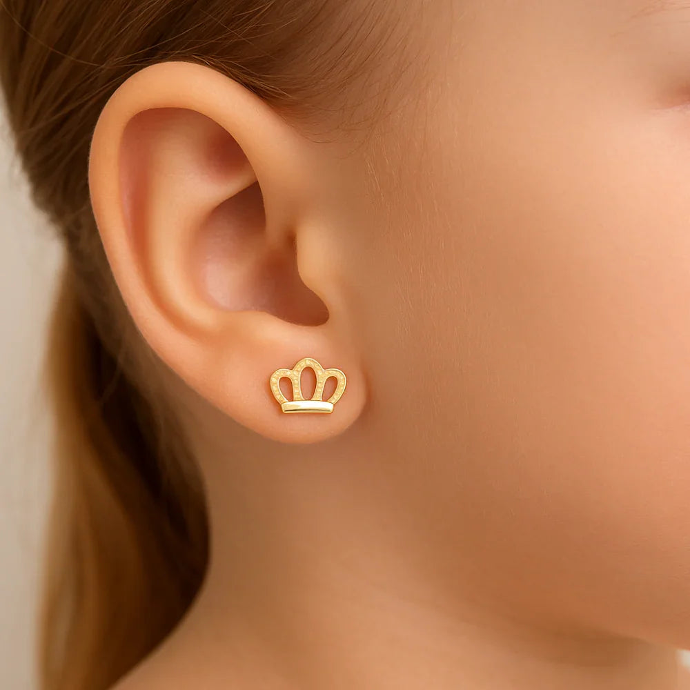 Brinco Infantil Coroa Vazado Rommanel com Banho de Ouro 18K – Detalhe Granitado Delicado