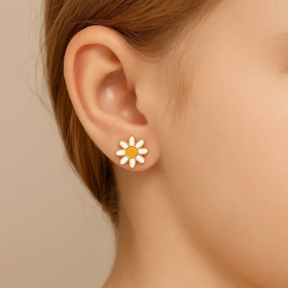 Brinco Infantil Flor Margarida Rommanel com Resina em Ouro 18K – Design Delicado e Colorido