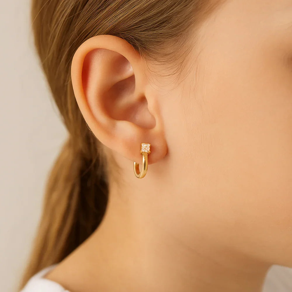 Brinco Infantil Meia Argola com Zircônia Carrê em Ouro 18K Rommanel – Design Delicado e Brilhante - Joias Rommanel | YouBeauty - Brincos, Colares e Anéis com Frete Grátis