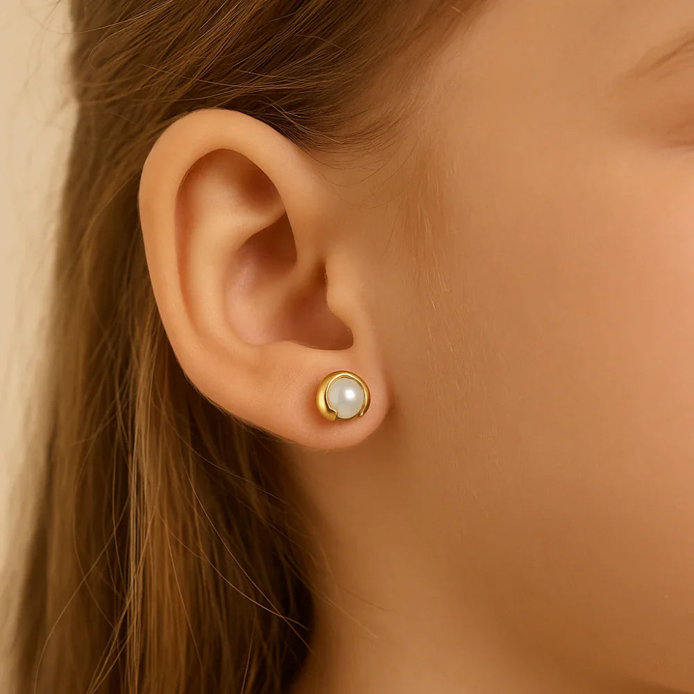 Brinco Infantil Rommanel com Pérola Sintética 4mm em Banho de Ouro 18K – Design Liso Sobreposto