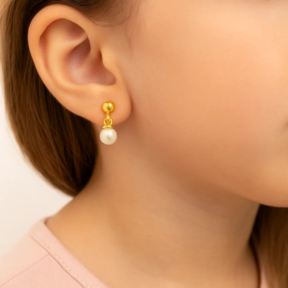Brinco Infantil Rommanel com Pérola Sintética em Ouro 18K – Design Delicado e Seguro