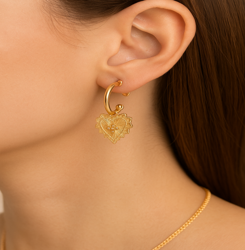 Brinco Meia Argola Rommanel com Coração e Cruz Cravejados de Zircônia – Design Sofisticado em Ouro 18K