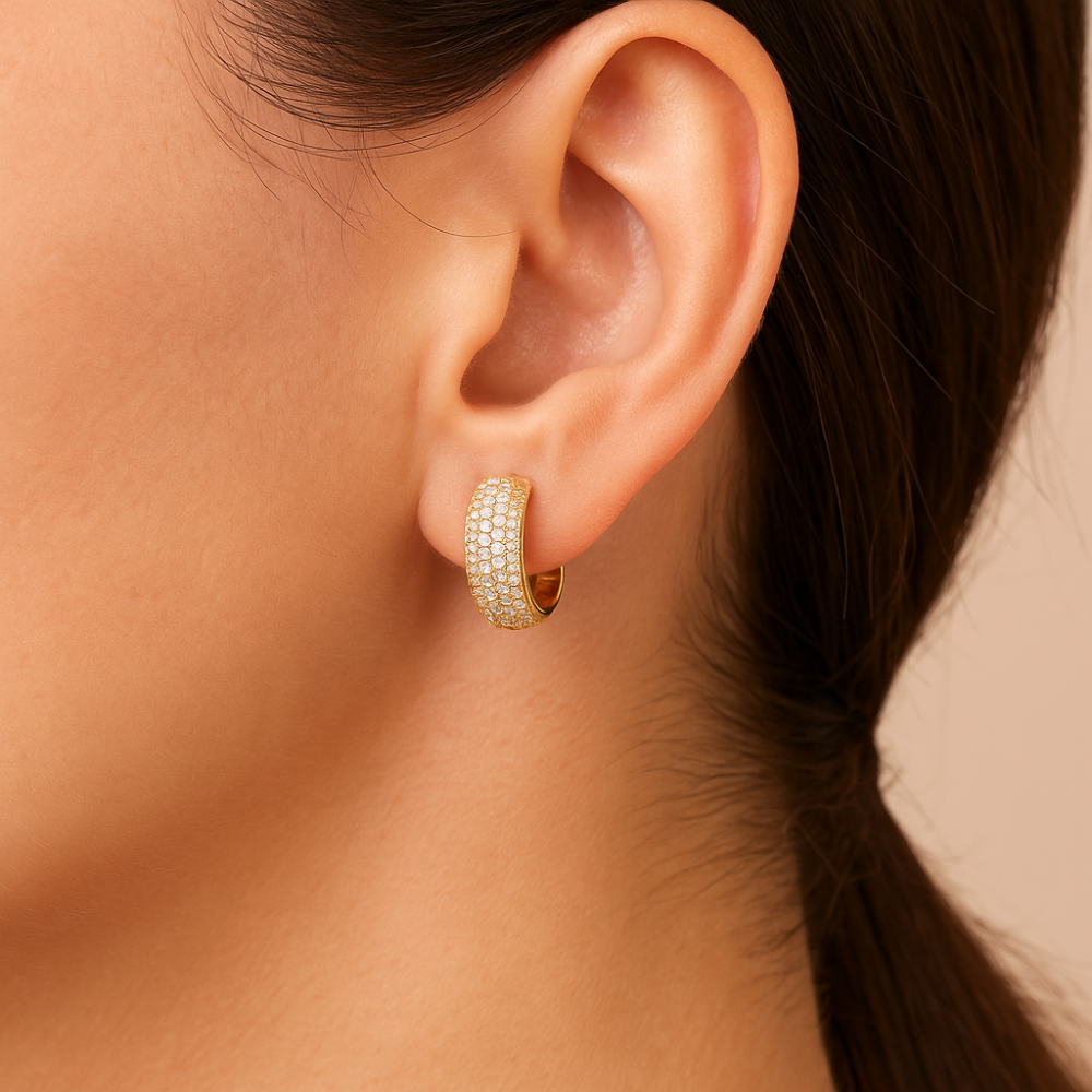 Brinco Meia Argola Rommanel Cravejado com 122 Zircônias em Ouro 18K – Design Elegante e Brilhante