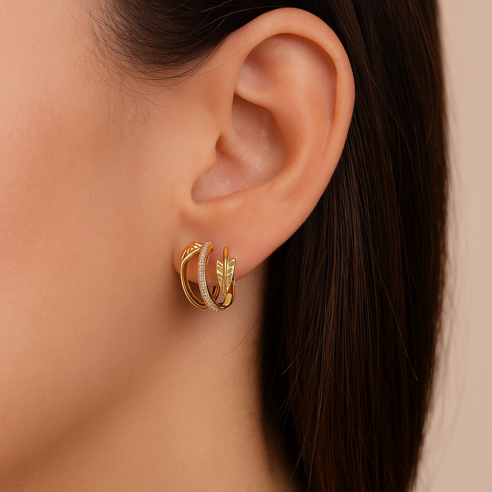 Brinco Meia Argola Triplo Rommanel com Flexa e Zircônias Cravejadas – Design Elegante e Brilhante