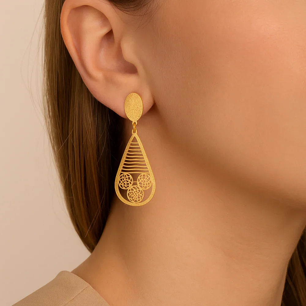 Brinco Oval com Gota e Flores Vazadas Rommanel Banhado a Ouro 18K – Design Elegante e Sofisticado