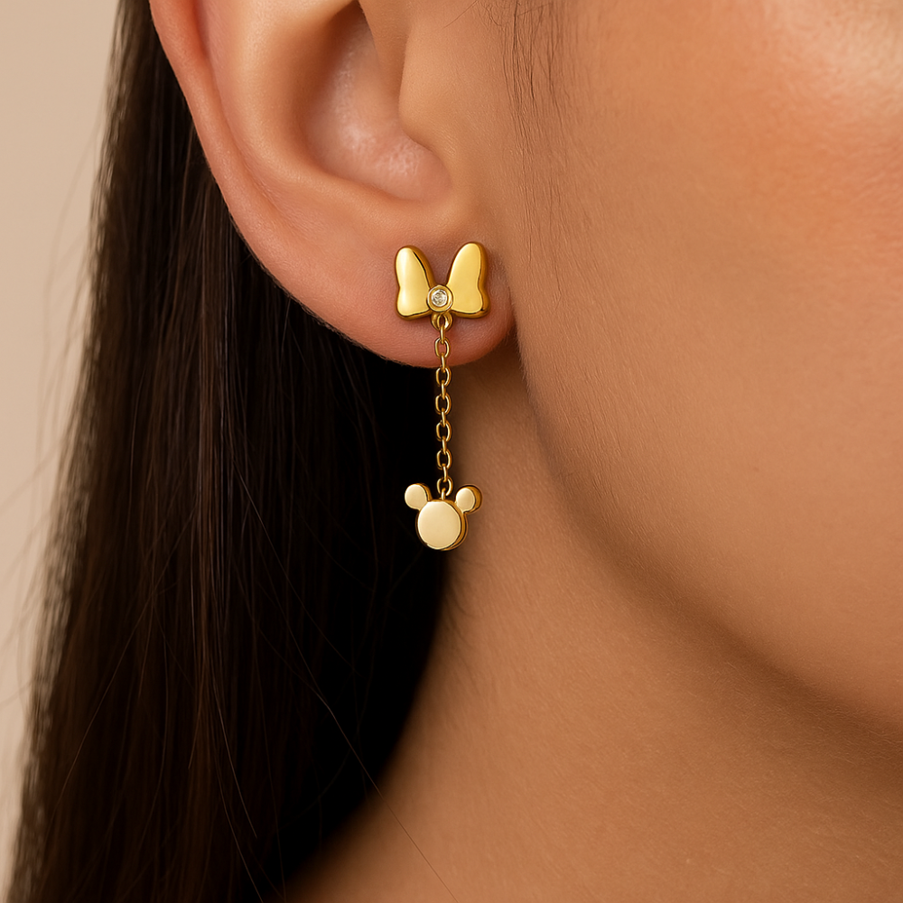 Brinco Pêndulo Rommanel com Rosto Minnie Abaulado e Laço Cravejado de Zircônias em Ouro 18K – Design Exclusivo e Delicado