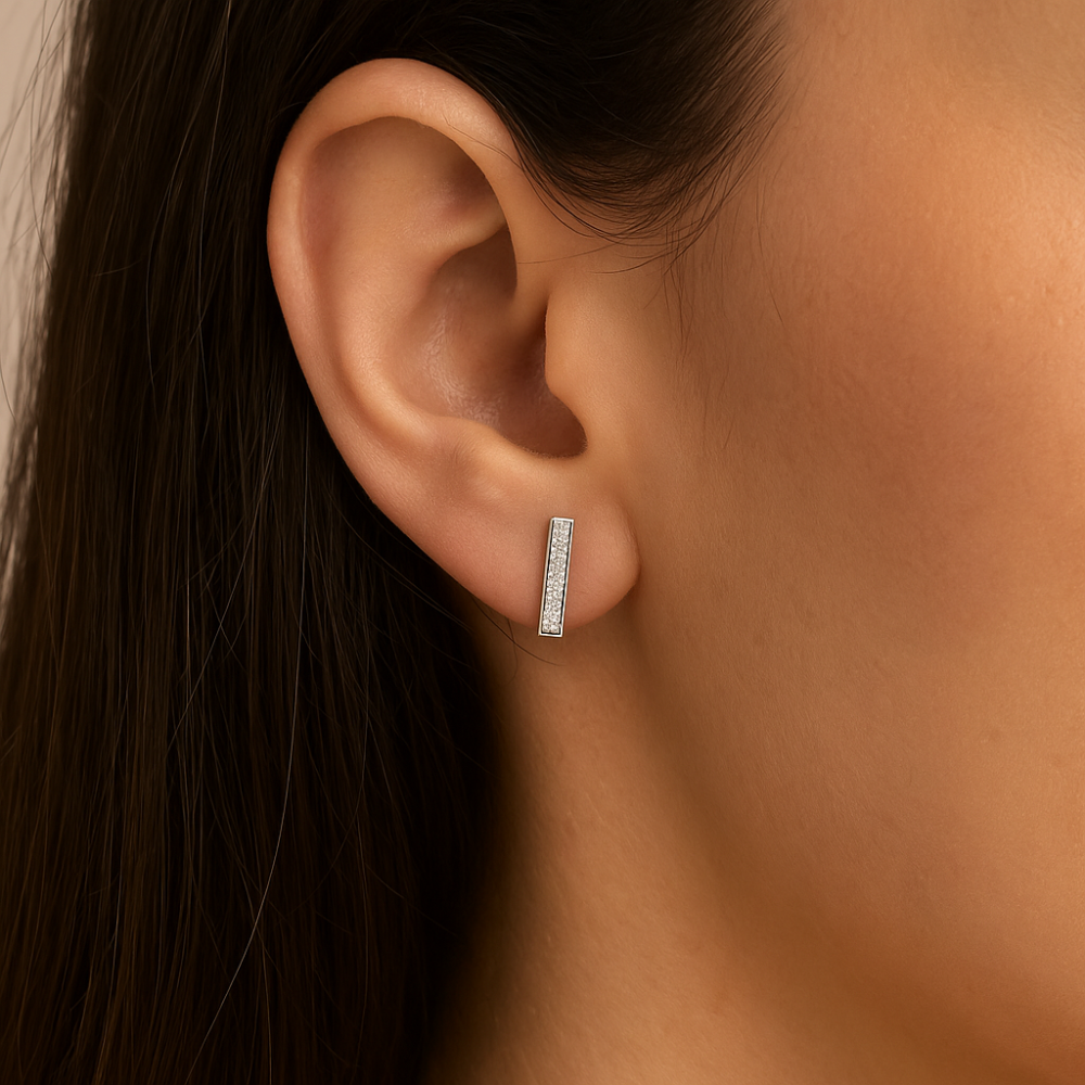 Brinco Palito Rommanel Cravejado com 16 Zircônias em Prata – Design Delicado e Brilhante