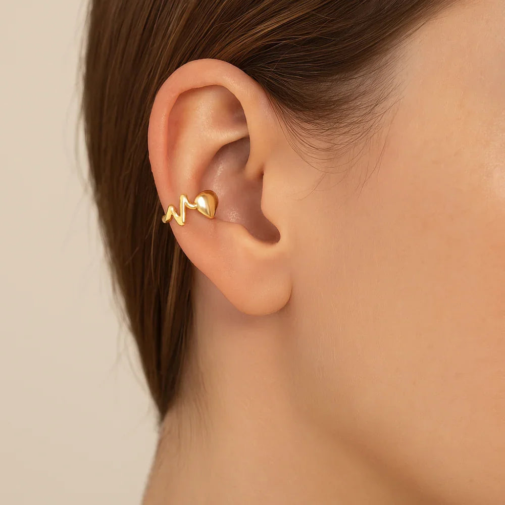 Brinco Piercing Rommanel em Formato Batimentos Cardíacos com Coração Central – Banhado a Ouro 18K, 1,1 cm - Joias Rommanel | YouBeauty - Brincos, Colares e Anéis com Frete Grátis