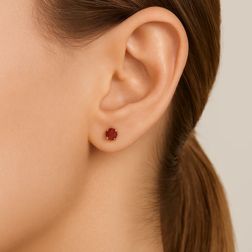 Brinco Solitário Rommanel com 2 Cristais Vermelhos em Ouro 18K – Design Delicado e Brilhante