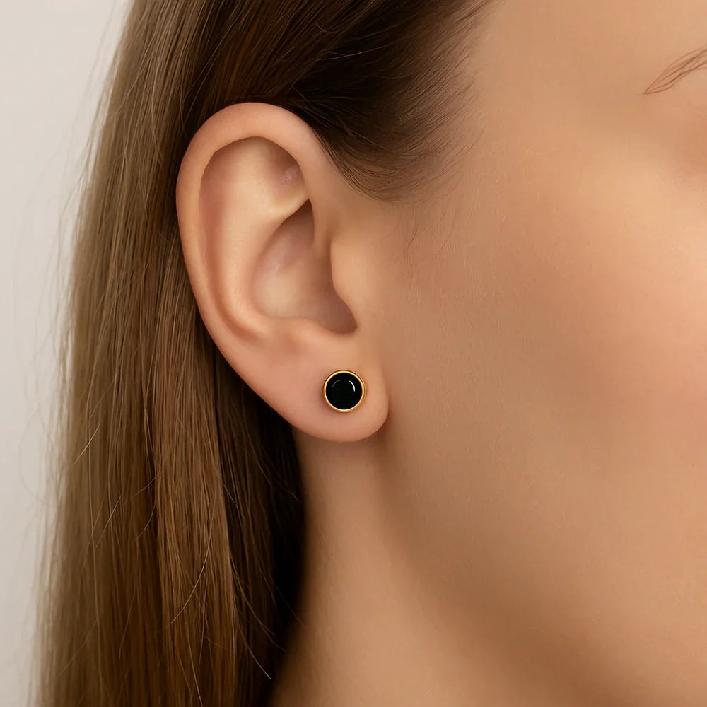 Brinco Solitário Rommanel com Cristais Pretos em Banho Ouro 18K – Design Delicado e Elegante