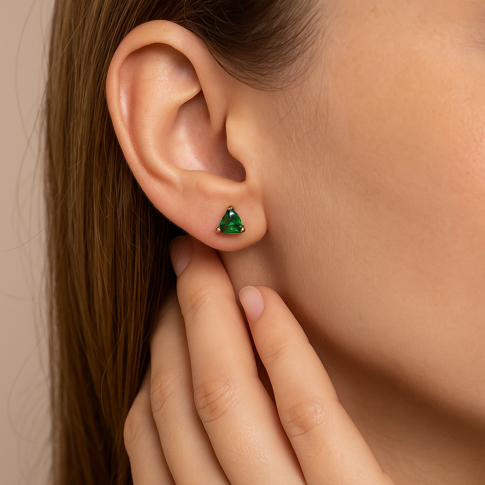 Brinco Solitário Rommanel com Cristais Triangulares Verdes em Ouro 18K – Design Delicado e Elegante