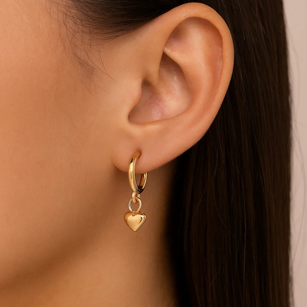 Brinco Meia Argola Rommanel com Mini Coração Abaulado em Ouro 18K – Design Delicado e Sofisticado