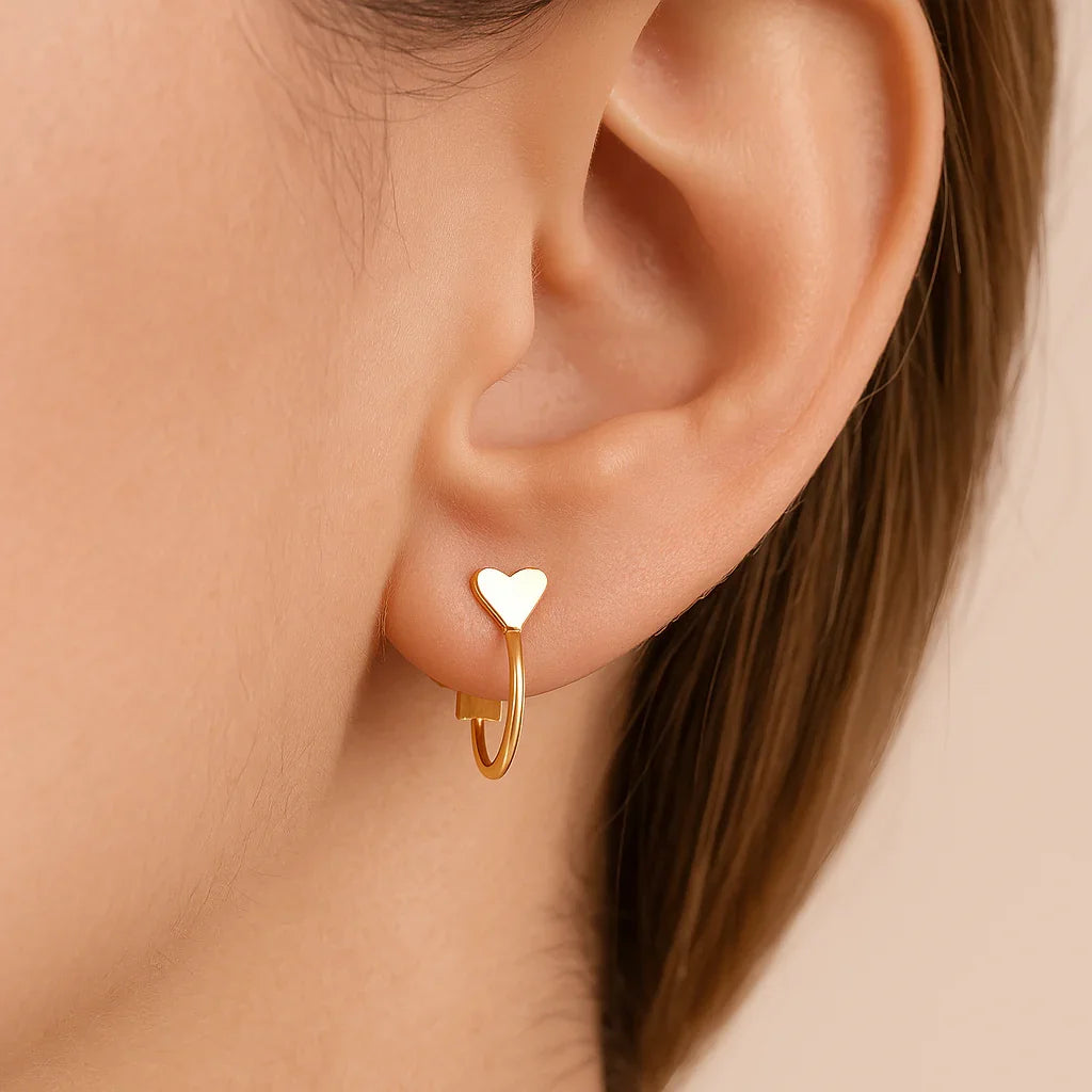 Brinco Meia Argola Rommanel com Coração Liso em Banho Ouro 18K – Design Delicado e Sofisticado