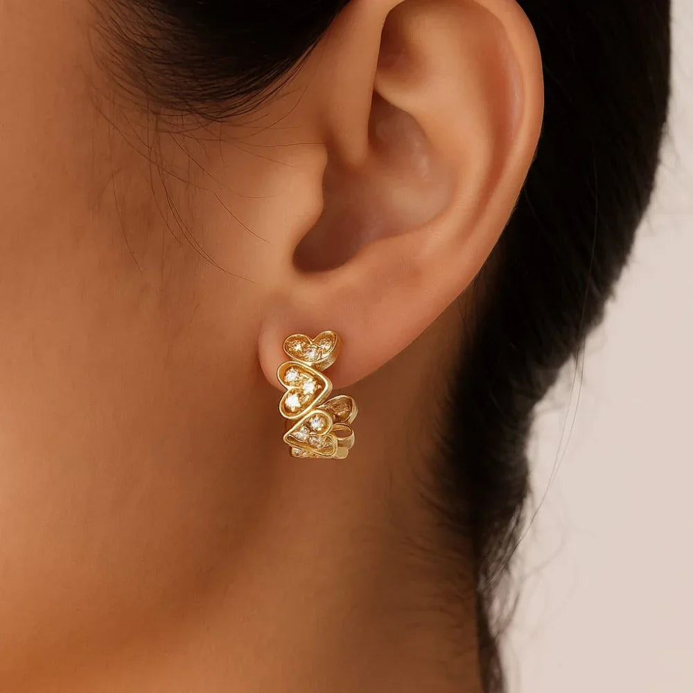 Brinco Meia Argola Rommanel com 4 Corações Vazados e Zircônias Cravejadas – Design Delicado e Elegante