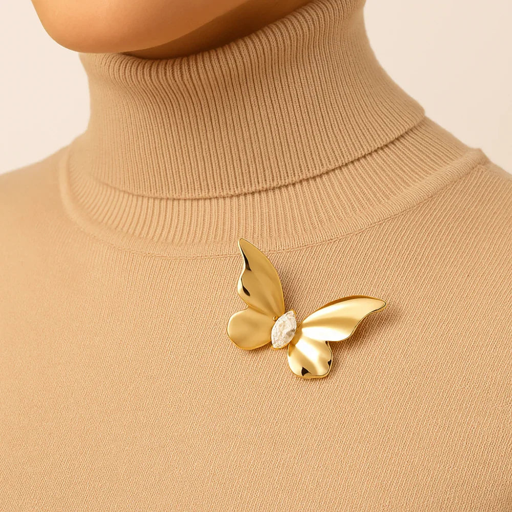 Broche Borboleta Rommanel com Zircônia Navete e Asas Onduladas – Banho Ouro 18K Premium