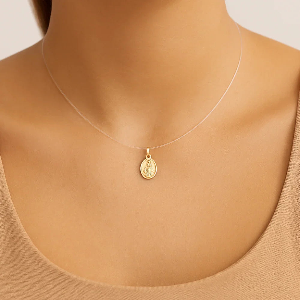 Gargantilha Rommanel com Pingente de Nossa Senhora Aparecida em Fio de Nylon – Design Religioso Elegante - Joias Rommanel | YouBeauty - Brincos, Colares e Anéis com Frete Grátis