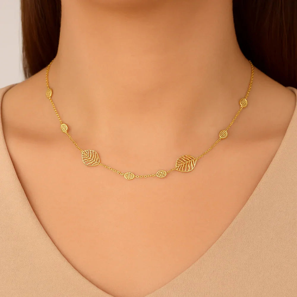Gargantilha Rommanel com Folhas Vazadas em Fio Dourado – Ajustável 42 a 45 cm - Joias Rommanel | YouBeauty - Brincos, Colares e Anéis com Frete Grátis