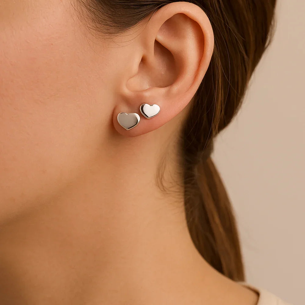Brinco Kit Rommanel com Corações Lisos em Prata – Design Delicado Médio
