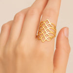 Maxi Anel Rommanel com Fios Entrelaçados e Vazados em Ouro 18K – Design Ondulado Exclusivo - You Beauty